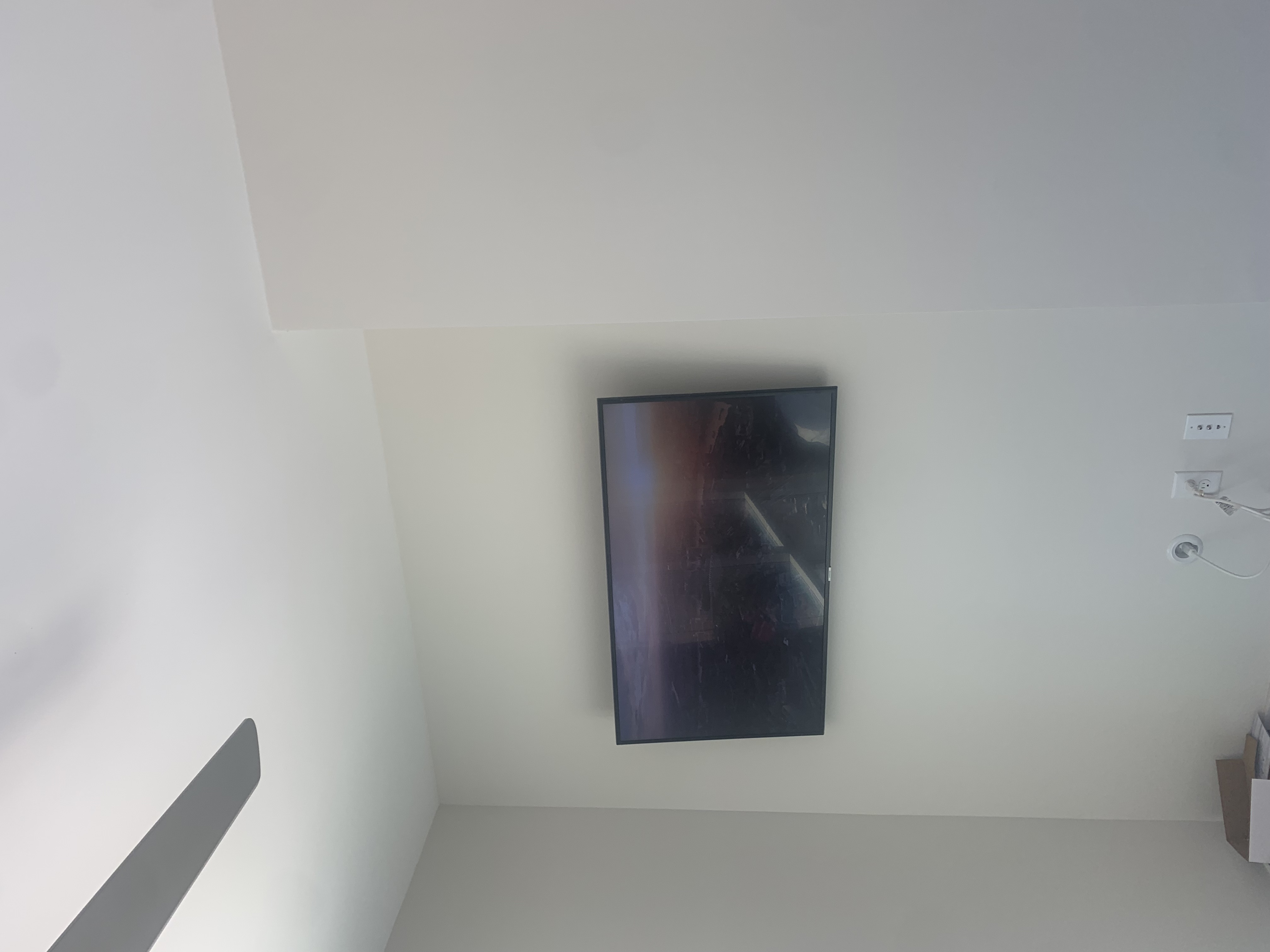 Full-motion TV mounting on drywall wall in living room, Charleston SC