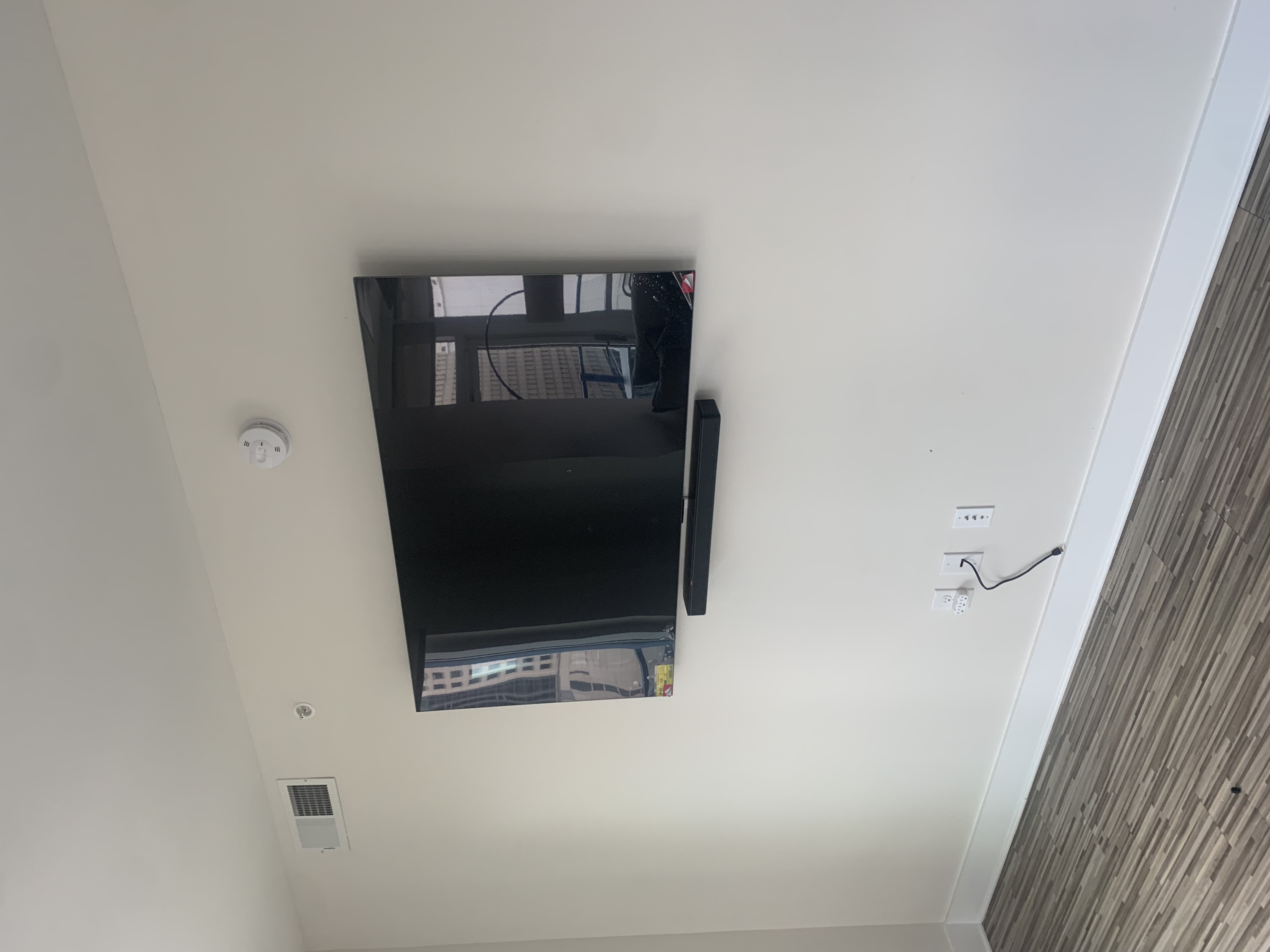 Fixed TV mounting on drywall wall in living room, Charleston SC