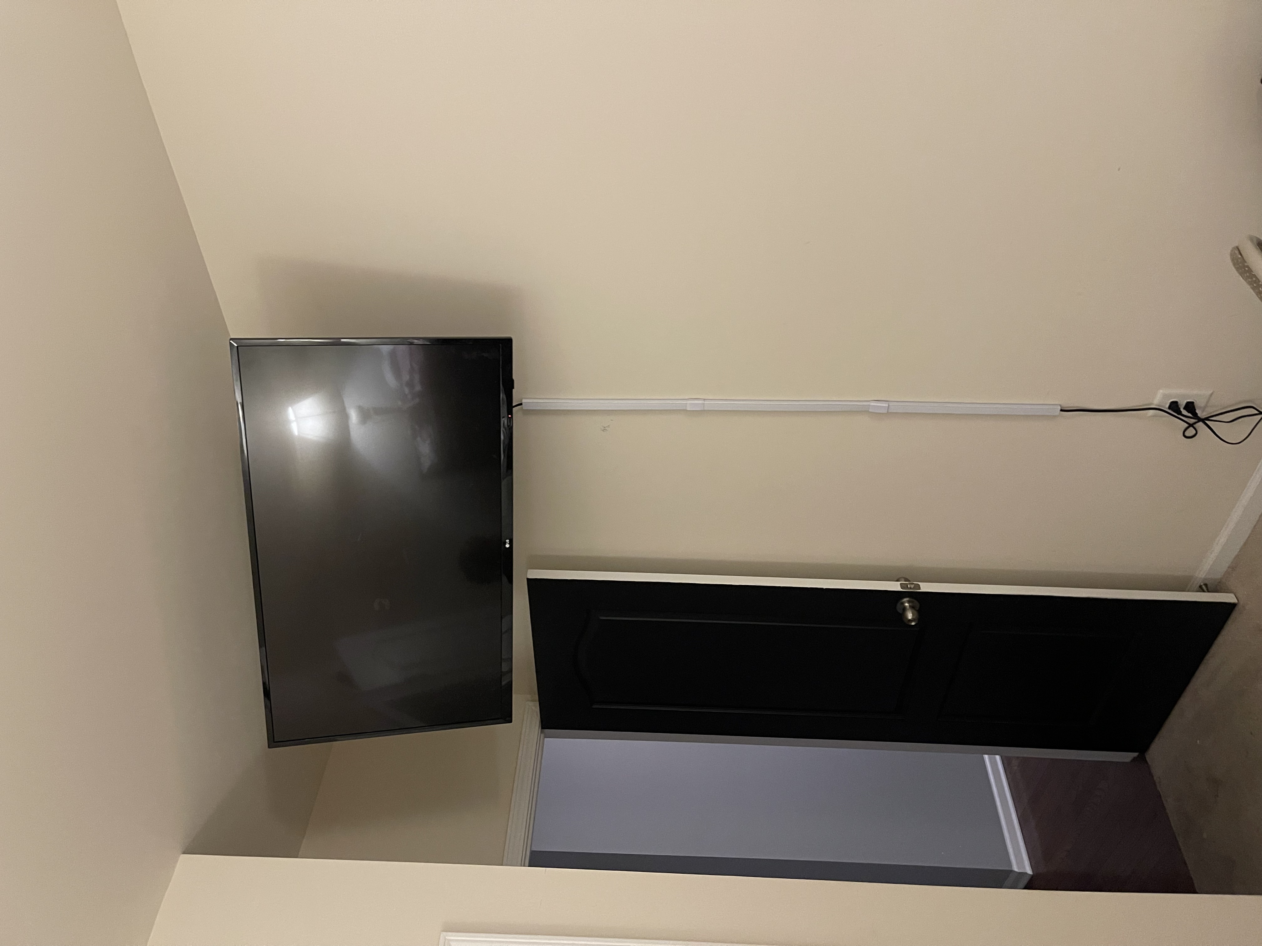 Tilting TV mounting on drywall wall in living room, Charleston SC