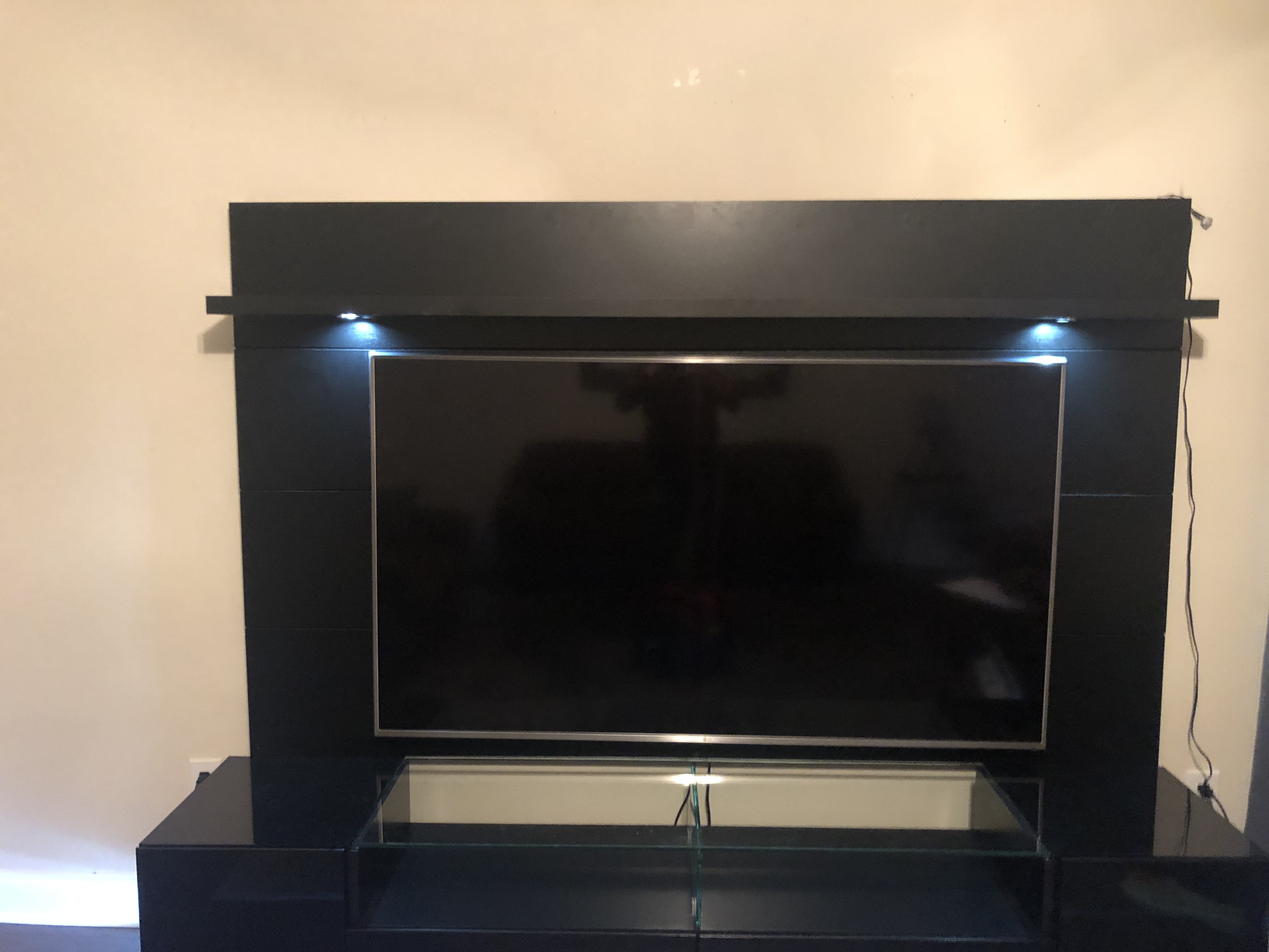 Tilting TV mounting on drywall wall in living room, Charleston SC